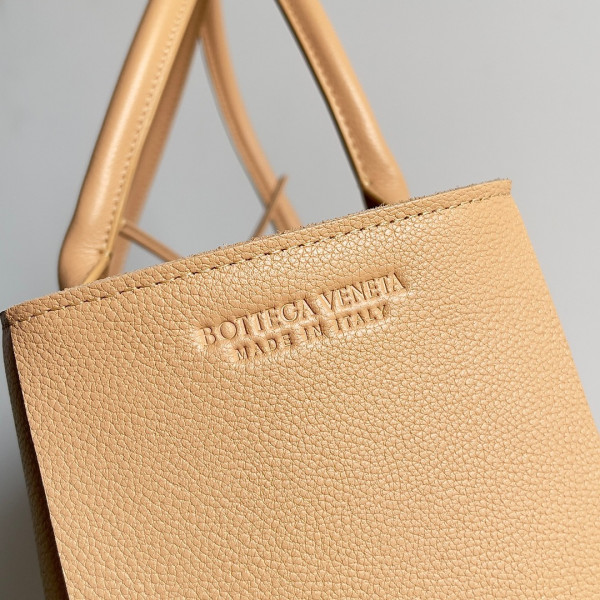 bo*te*ga Ve*ne*ta arco medium tote
