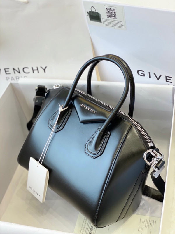 GIENVCHY ANTIGONA MINI/SMALL/MEDIUM IN SMOOTH LEATHER