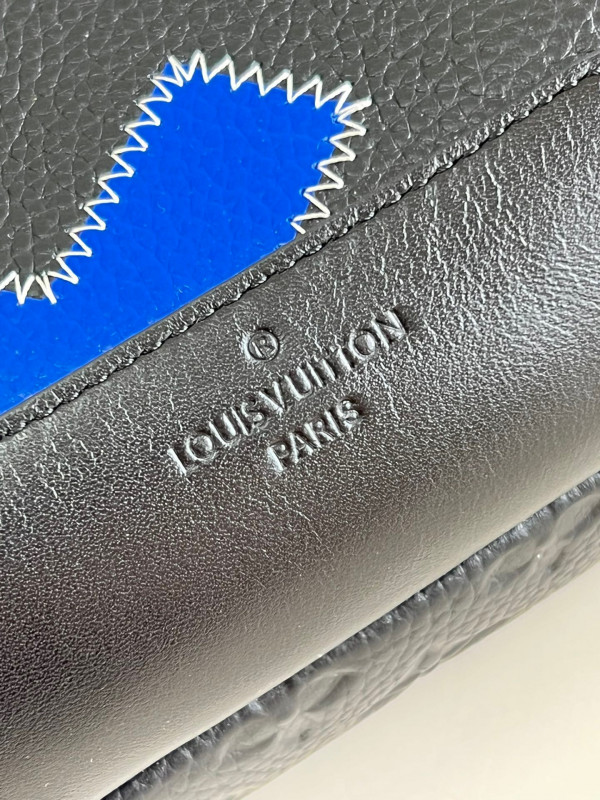 l0*is V*t0n avenue slingbag