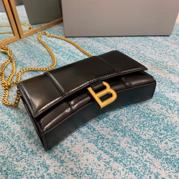 Ba*len*cia*ga hourglass wallet on chain