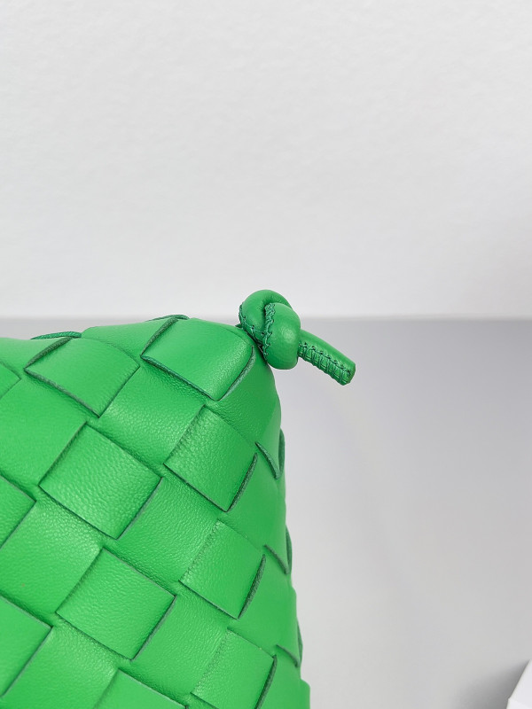 bo*te*ga Ve*ne*ta pouch on strap