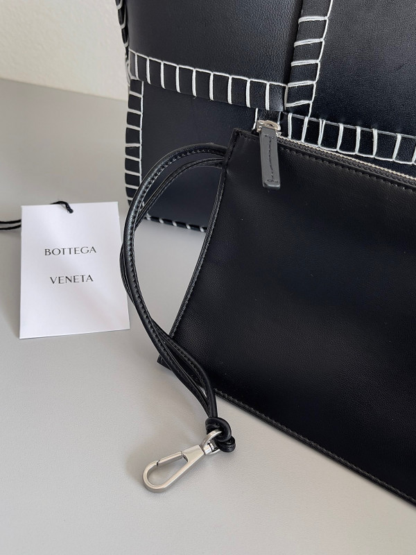 bo*te*ga Ve*ne*ta small arco tote bag