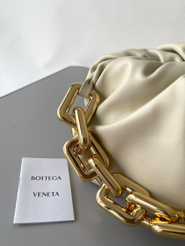 bo*te*ga Ve*ne*ta the chain pouch