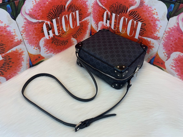 G*u*i gg shoulder bag with leather details