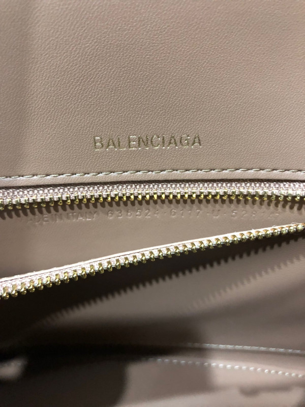 Ba*len*cia*ga hourglass