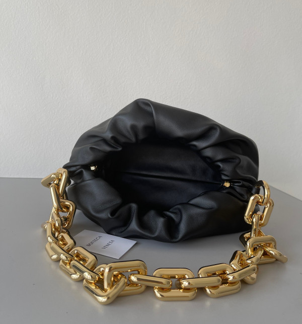 bo*te*ga Ve*ne*ta the chain pouch