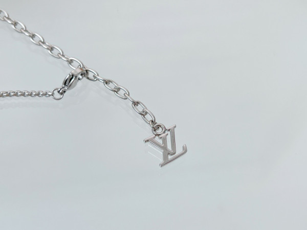 l0*is V*t0n necklace