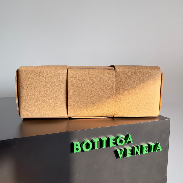 bo*te*ga Ve*ne*ta arco medium tote