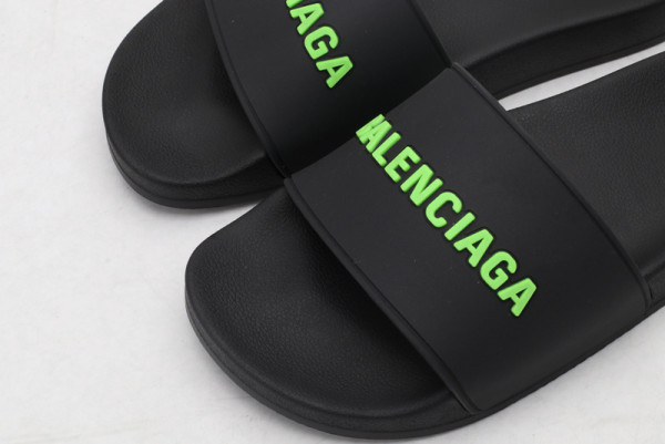 Ba*len*cia*ga pool slide sandal