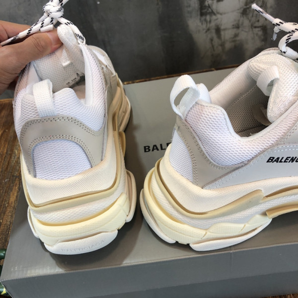 Ba*len*cia*ga triple s