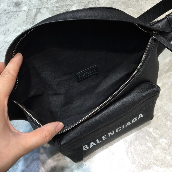 Ba*len*cia*ga everyday beltpack
