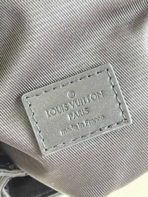 l0*is V*t0n s-lock vertical wearable wallet