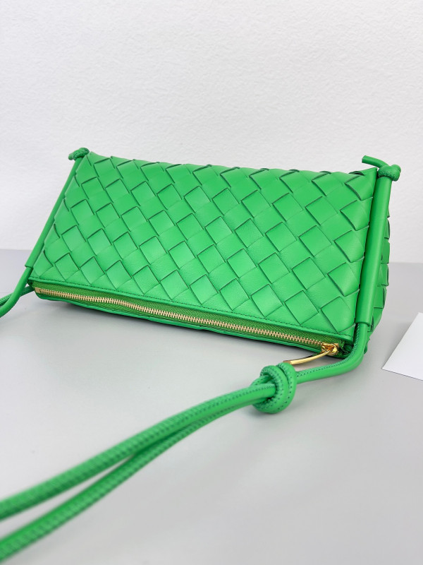 bo*te*ga Ve*ne*ta pouch on strap