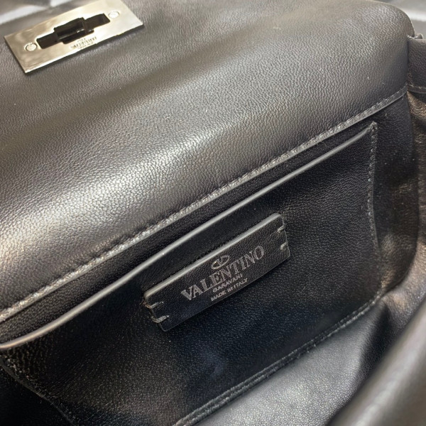 VALENTINO ONLINE EXCLUSIVE SMALL ROMAN STUD THE SHOULDER BAG WITH CHAIN