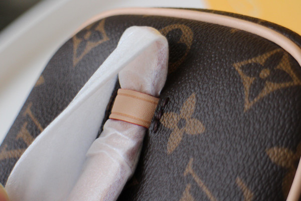 l0*is V*t0n toiletry bag
