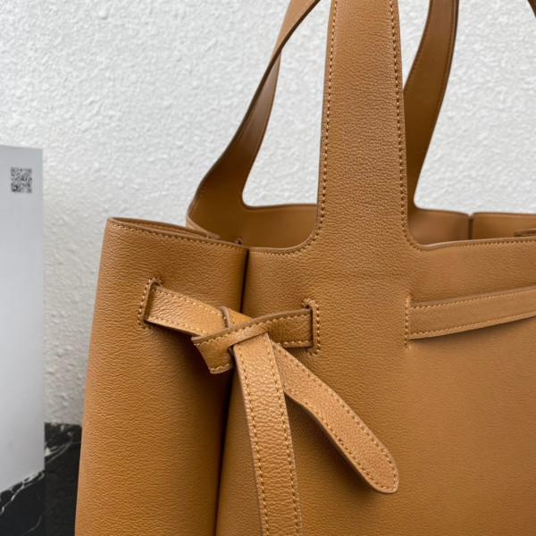 Pra*a leather tote