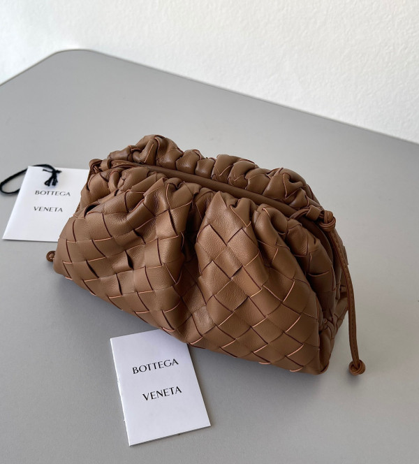bo*te*ga Ve*ne*ta mini pouch