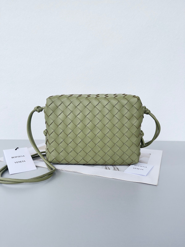 bo*te*ga Ve*ne*ta small loop camera bag