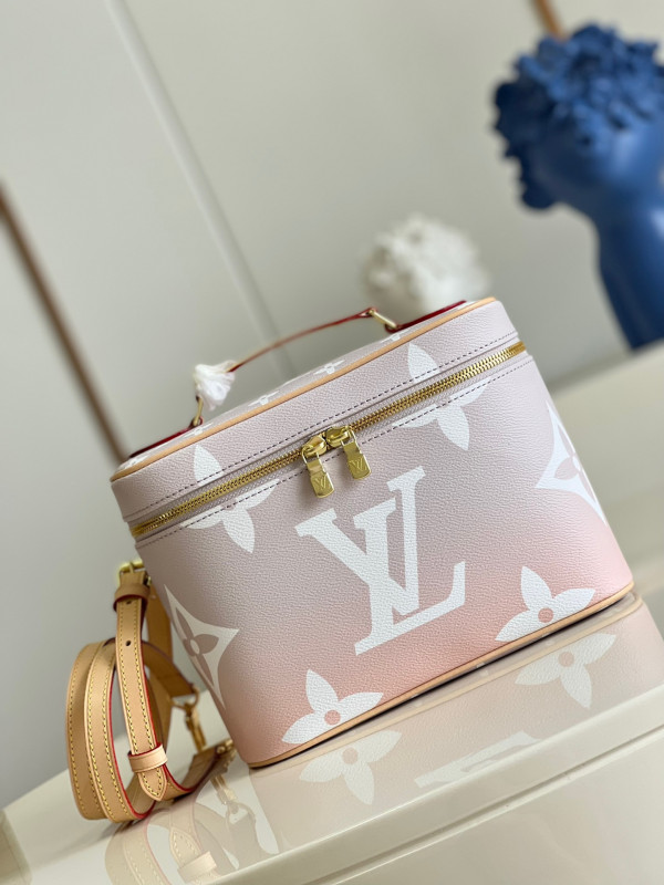 l0*is V*t0n toiletry bag