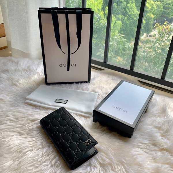 G*u*i long wallet