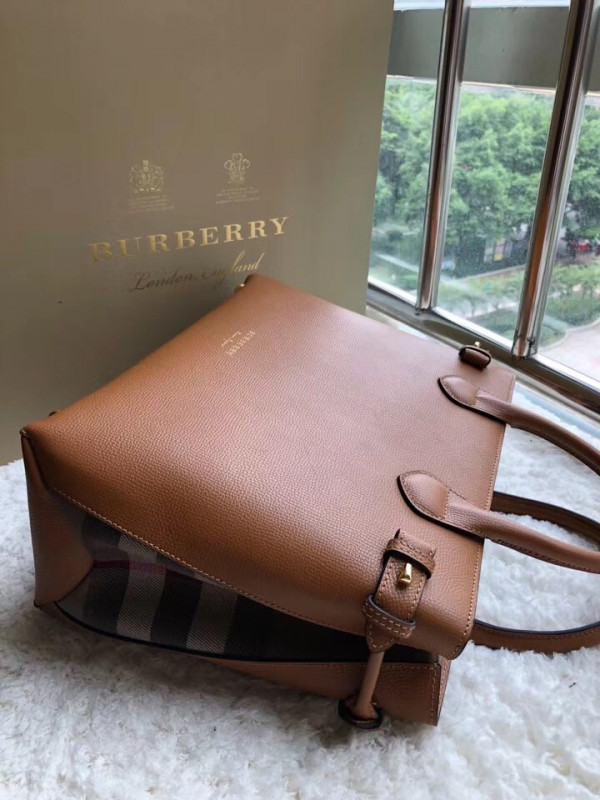 B**rry the medium banner in leather and house check