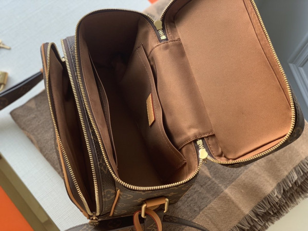 l0*is V*t0n toiletry bag