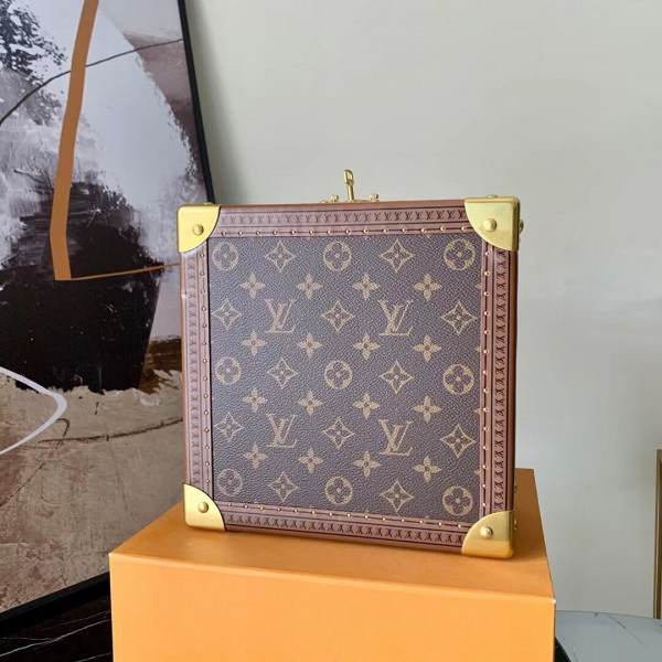 l0*is V*t0n jewelry box