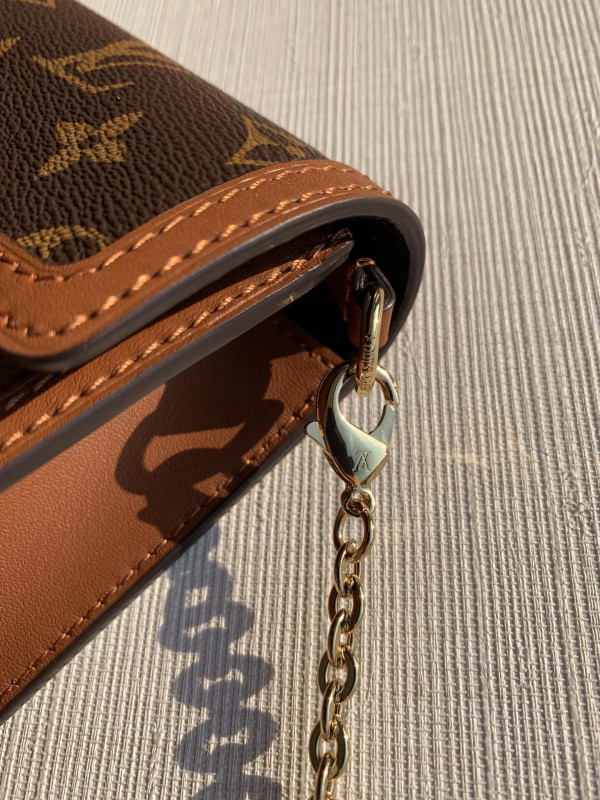 l0*is V*t0n v dauphine chain wallet