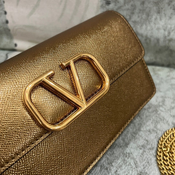 VALENTINO GARAVANI VSLING GRAINY CALFSKIN WALLET WITH CHAIN STRAP
