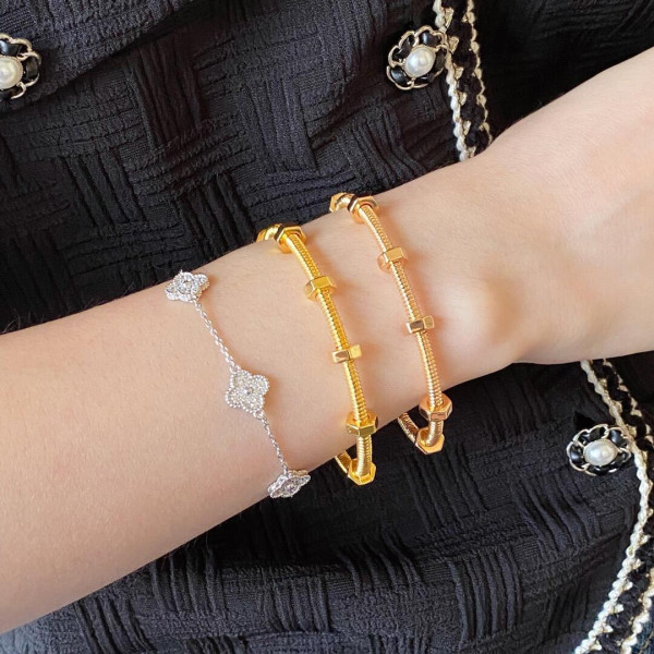 Ca*t*er bracelet