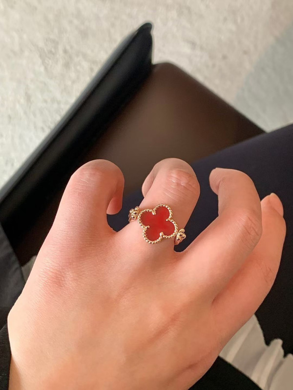 V*N CL*F & arpels perlée reversible ring