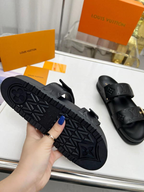 l0*is V*t0n slippers