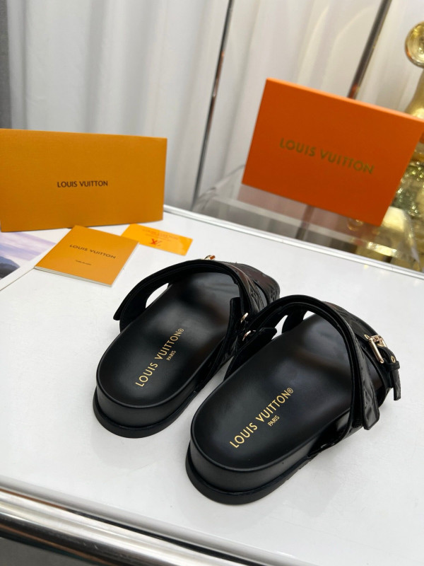 l0*is V*t0n slippers