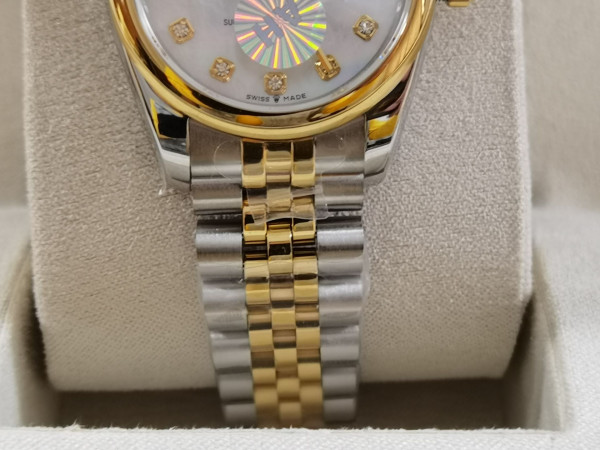 R*l*x watch