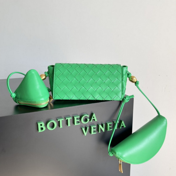 bo*te*ga Ve*ne*ta pouch on strap