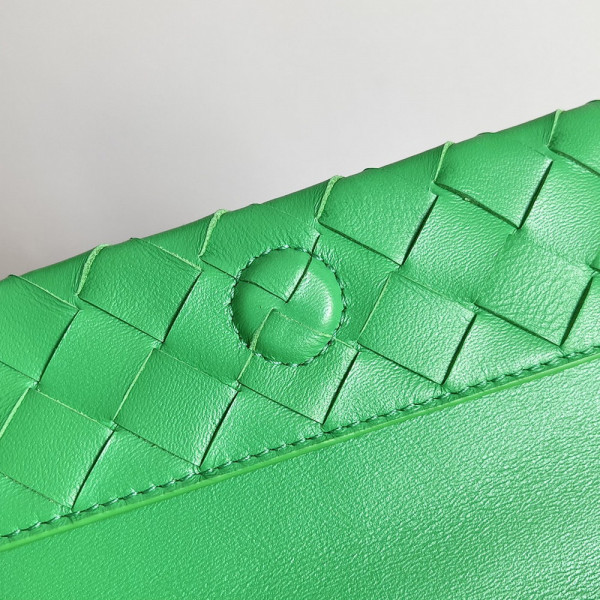 bo*te*ga Ve*ne*ta pouch on strap