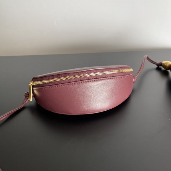 bo*te*ga Ve*ne*ta pouch on strap
