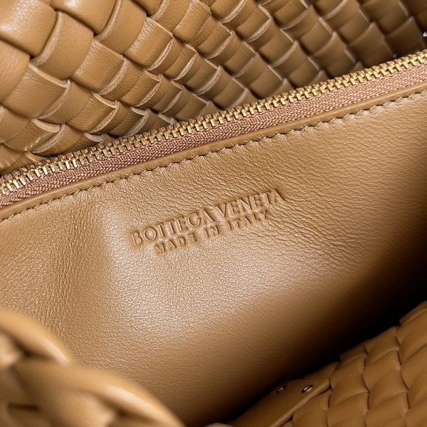 bo*te*ga Ve*ne*ta small cobble shoulder bag