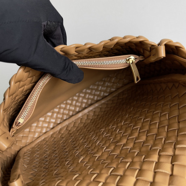 bo*te*ga Ve*ne*ta small cobble shoulder bag