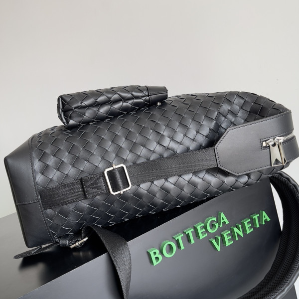 bo*te*ga Ve*ne*ta arco backpack