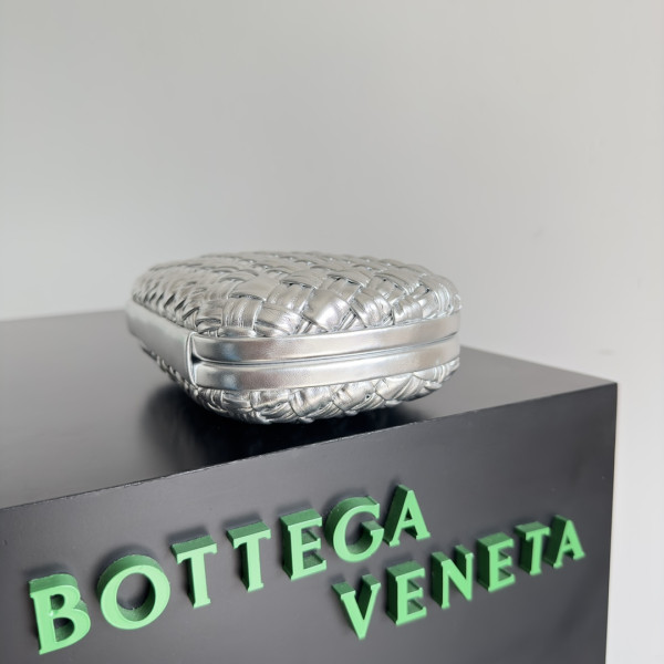 bo*te*ga Ve*ne*ta knot minaudiere