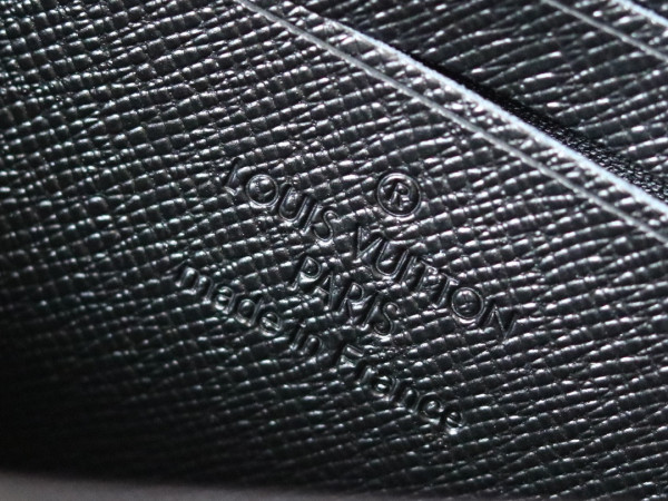 l0*is V*t0n alpha wearable wallet