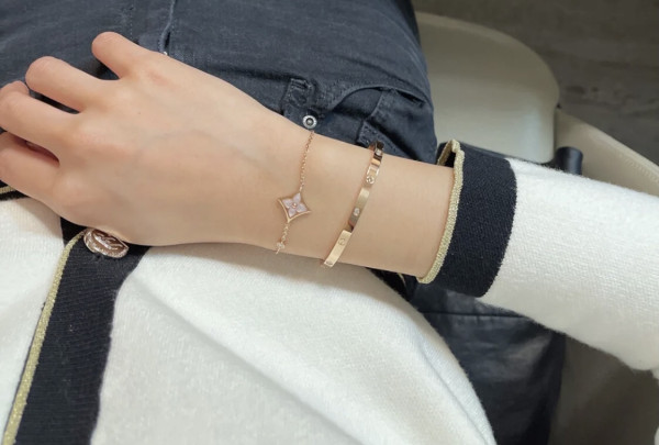 l0*is V*t0n bracelet