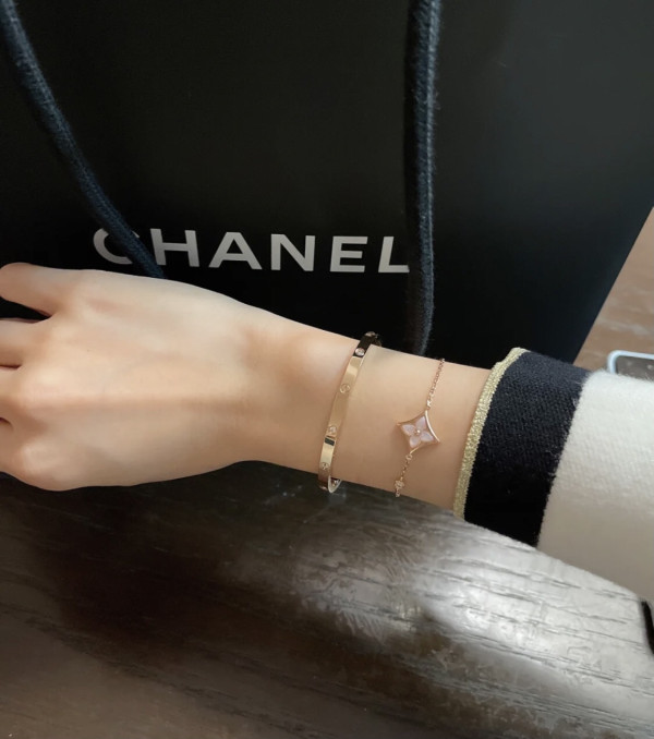 l0*is V*t0n bracelet