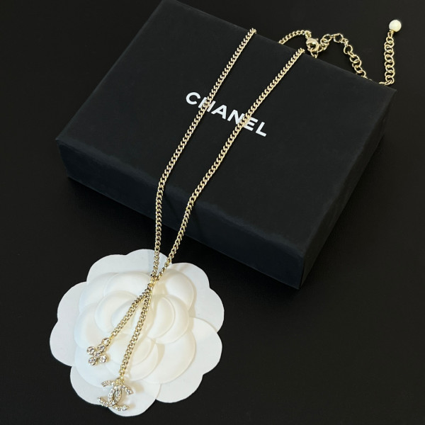 CL NECKLACE