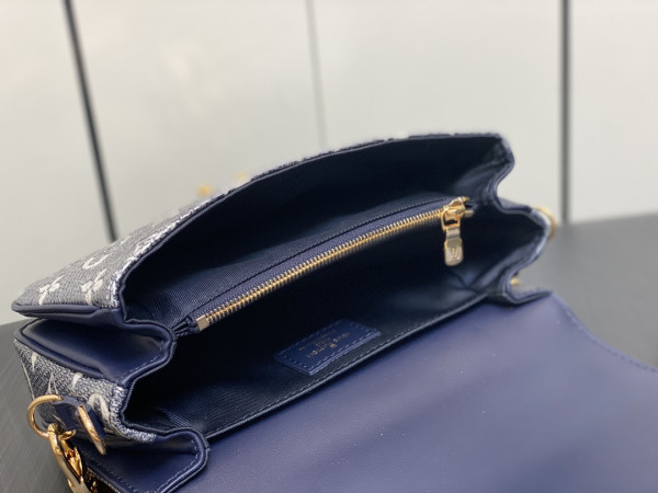 l0*is V*t0n pochette metis east west