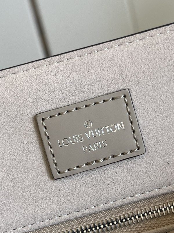l0*is V*t0n petit sac plat