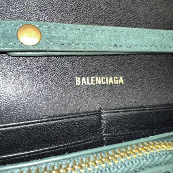 Ba*len*cia*ga hourglass wallet on chain