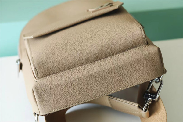 l0*is V*t0n pilot slingbag