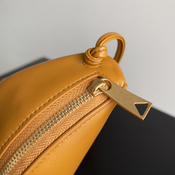 bo*te*ga Ve*ne*ta pouch on strap